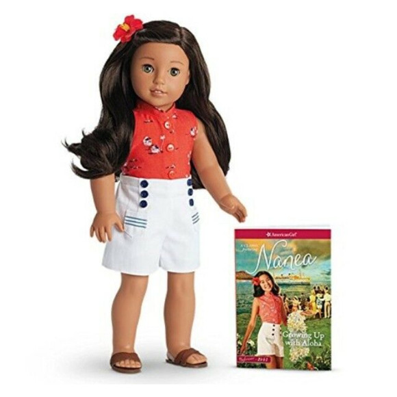 NEW American Girl NANEA DOLL Hawaiian Outfit Necklace Hair Flower & Book + BOX - Picture 2 of 8